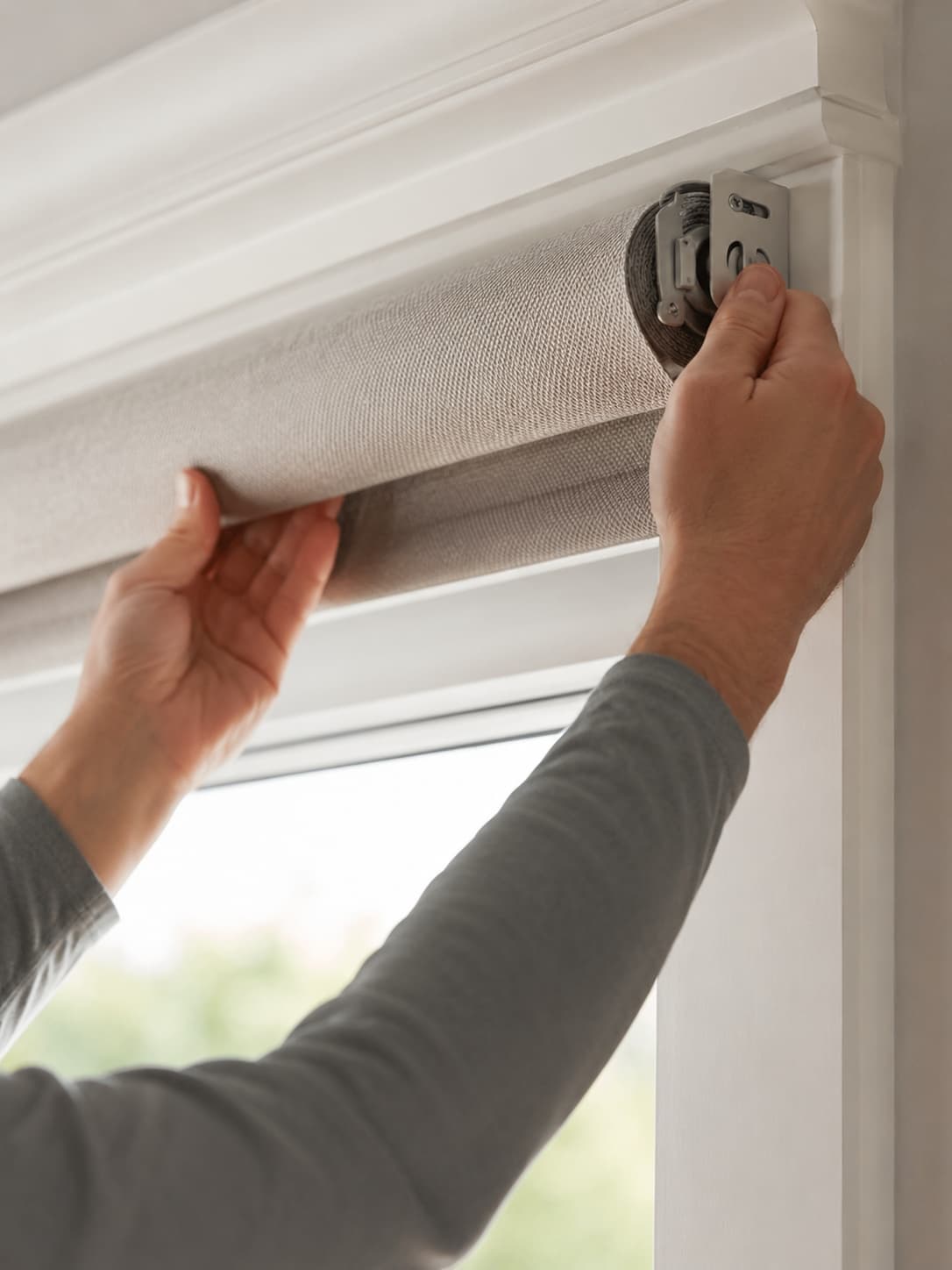 Installer fitting custom blinds